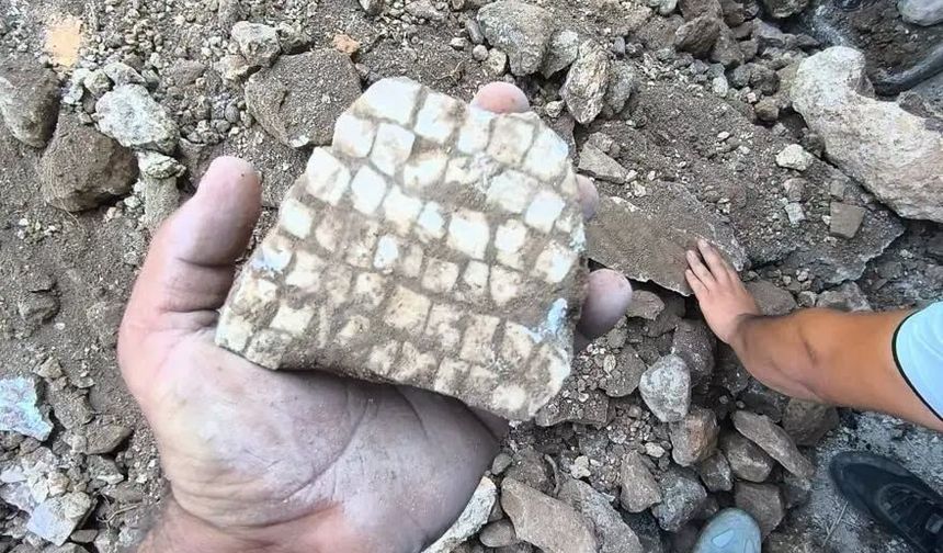 Reyhanlı’da kanalizasyon kazısında mozaik bulundu