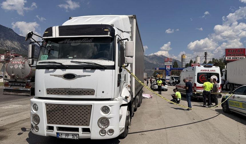 Adana'da aracının arızasının giderilmesini bekleyen sürücü tırın çarpması sonucu öldü