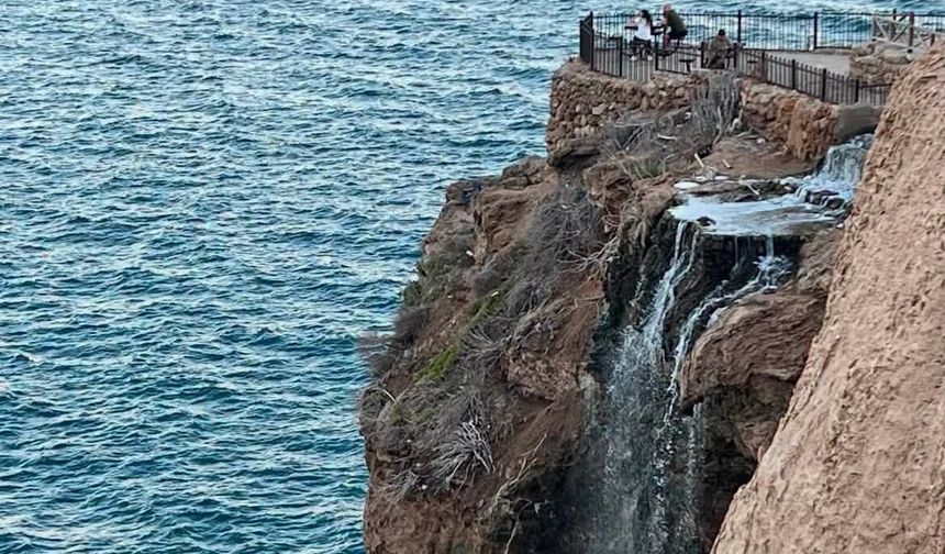 Akdeniz'in Buluştuğu Eşsiz Manzara: Lara Falezleri