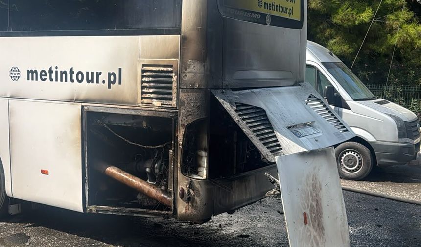 Alanya'da otobüsün motor kısmında çıkan yangın söndürüldü