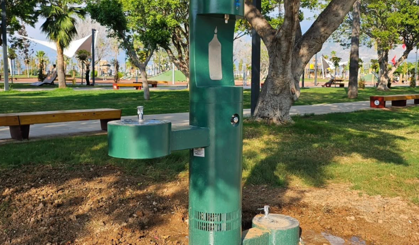 İskenderun Sahilinde Sıcaktan Bunalanlara Büyük Kolaylık! Ücretsiz Soğuk Su