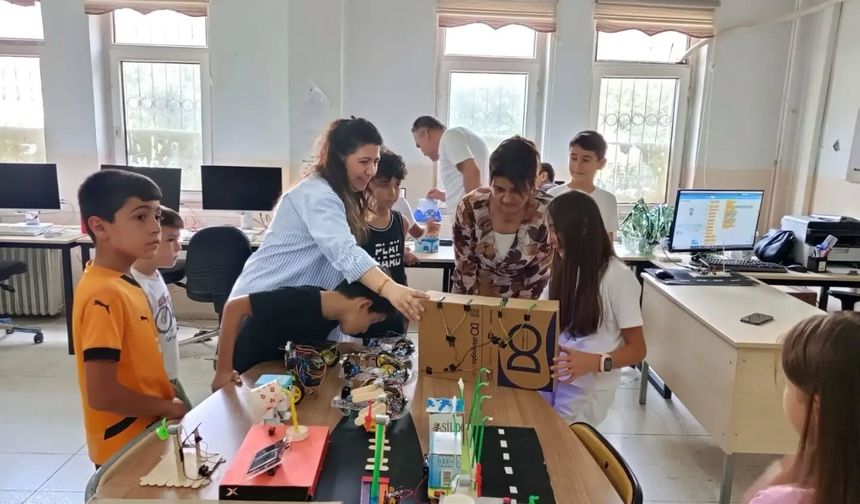 Düziçi’nde Robotik Ve Kodlama Kursuna Ziyaret: Öğrencilerin Çalışmaları İncelendi