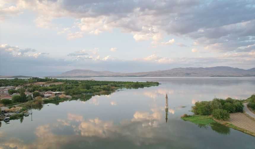 Karakaya Baraj Gölü'nde su altında kalan 'yalnız minare' dronla görüntülendi
