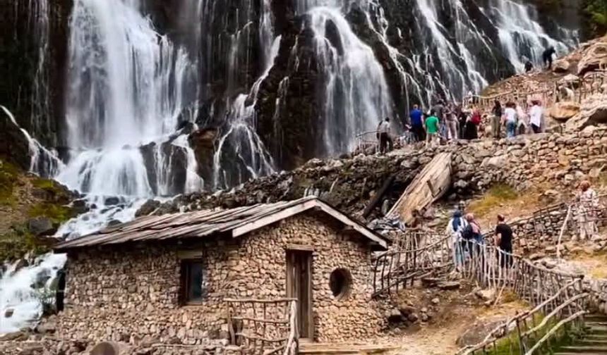 Kayseri’nin Gözdesi Kapuzbaşı Şelalesi Ziyaretçi Çekiyor