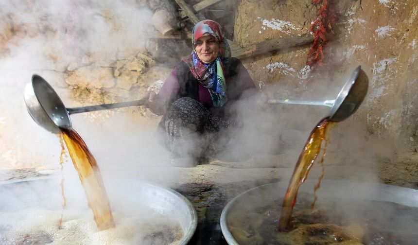 Konya’da Üzümler Geleneksel Yöntemlerle Pekmeze Dönüşüyor