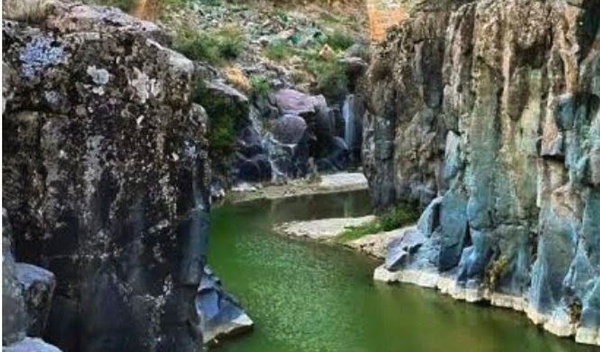 Manisa’daki Tarihi Güveli Köprüsü Zamana Direniyor