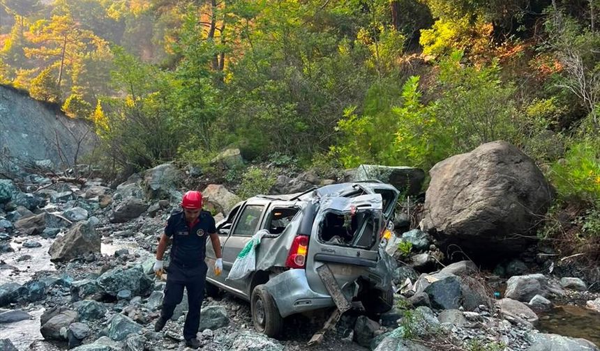 Osmaniye'de uçuruma yuvarlanan otomobildeki 1 kişi öldü, 1 kişi yaralandı
