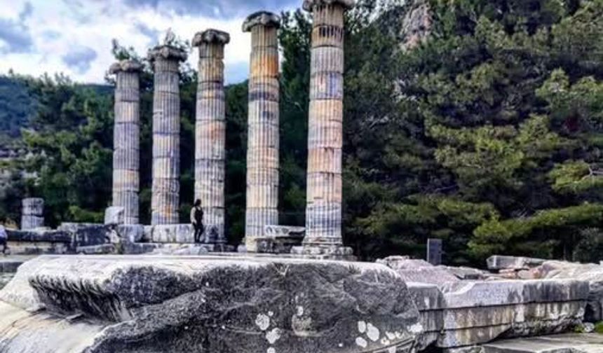 Büyük İskender'in Destek Verdiği Athena Polias Tapınağı Tarihe Işık Tutuyor