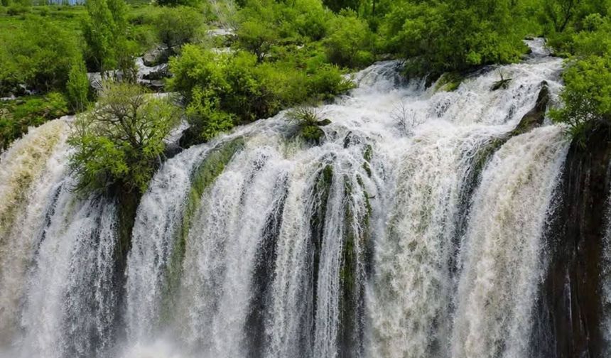 Van Muradiye Şelalesi Her Mevsim Ziyaretçileri Büyülüyor