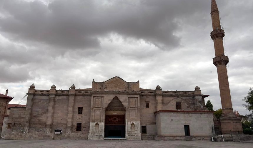 Aksaray Ulu Camii Tarihi ve Ahşap Minberiyle Büyülüyor