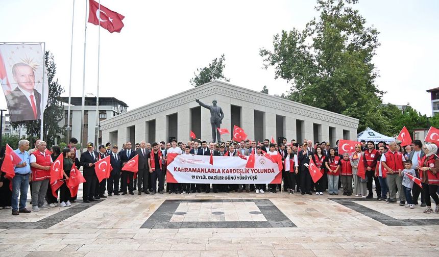 Osmaniye Valisi Serdengeçti Gazilerle Omuz Omuza Yürüdü