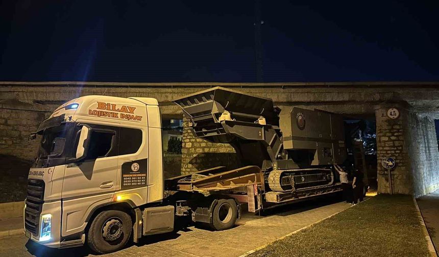 Osmaniye'de Köprü Altından Geçmeye Çalışan Tır Sıkıştı