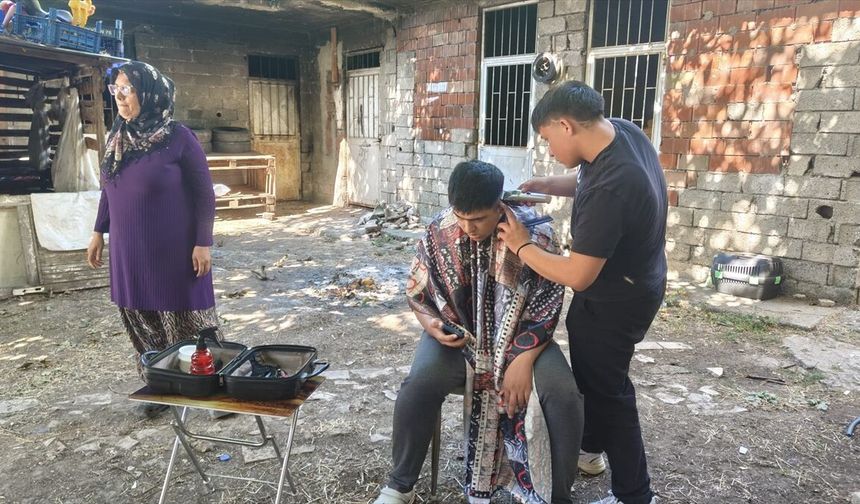Burdur'da gönüllü öğrenciler özel gereksinimli bireylerin kişisel bakımını yapıyor