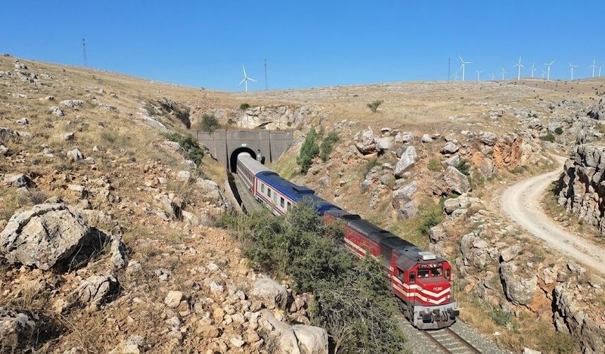 Pamukkale Ekspresi Dinar’da Kartpostallık Görüntü Oluşturdu