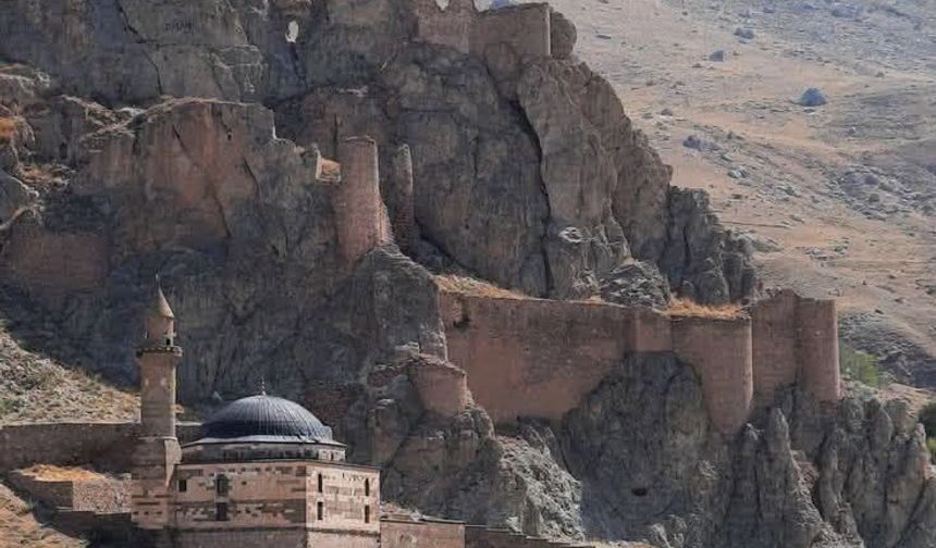 Doğubayazıt’ta Tarihin Sessiz Tanıkları Kale ve Eski Beyazıt Camii