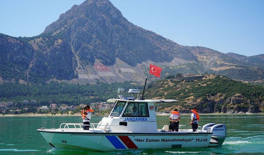 Eğirdir Gölü'nün 'yüzen karakolu' görev başında