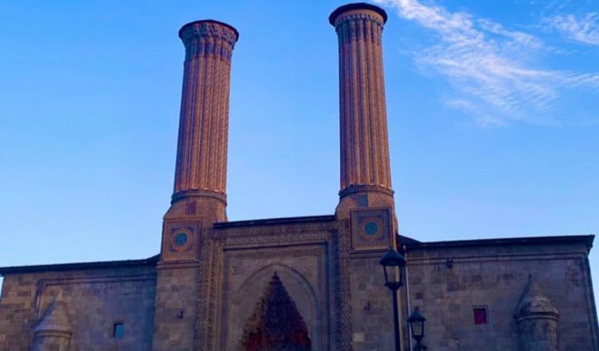 Erzurum’un Çifte Minareli Medresesi Ziyaretçileri Ağırlıyor
