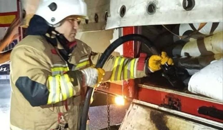 Hatay’da Erzin İskenderun Yolunda Tır Yangını Çıktı