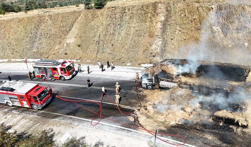 Isparta'da saman yüklü tır seyir halindeyken alev aldı