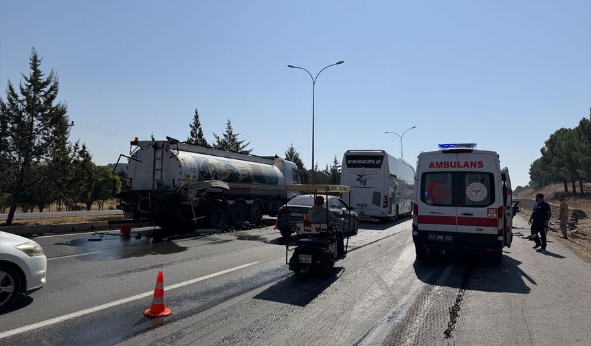 Kahramanmaraş'ta kamyona çarpan otomobildeki 1 kişi öldü, 2 kişi yaralandı
