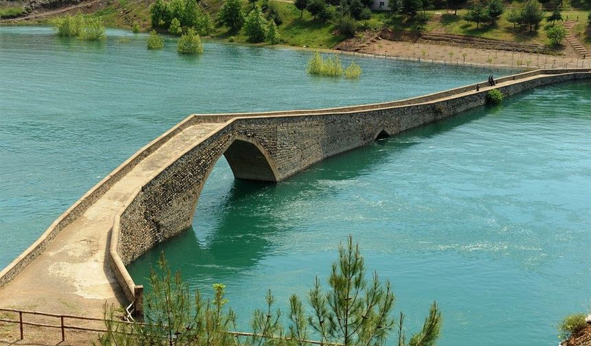 Kahramanmaraş'taki Tarihi Taş Köprü Zamana Direniyor