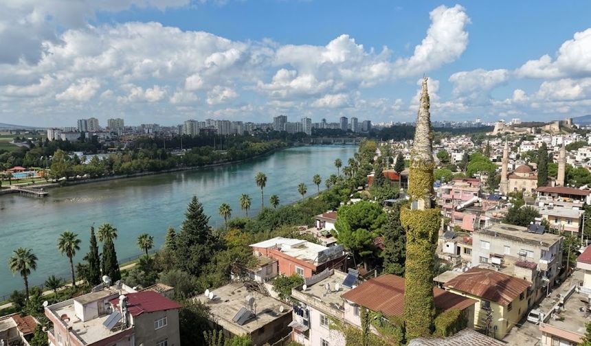 Adana Köprüköy Yeşil Cami Sade Görünümüyle Dikkat Çekiyor