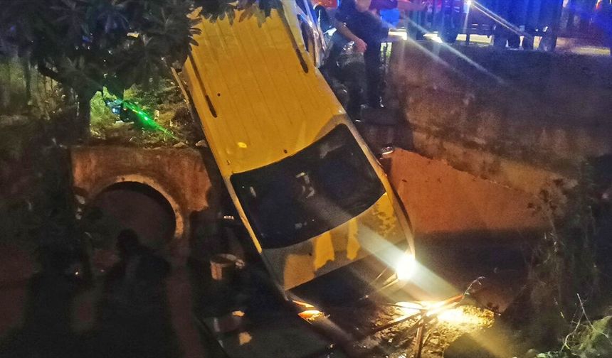 Adana'da sulama kanalına düşen hafif ticari araçtaki 2 kişi yaralandı
