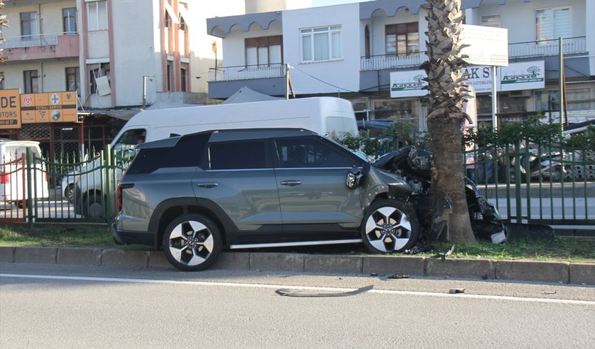 Antalya'da otomobilin çarptığı yaya ile sürücü yaralandı