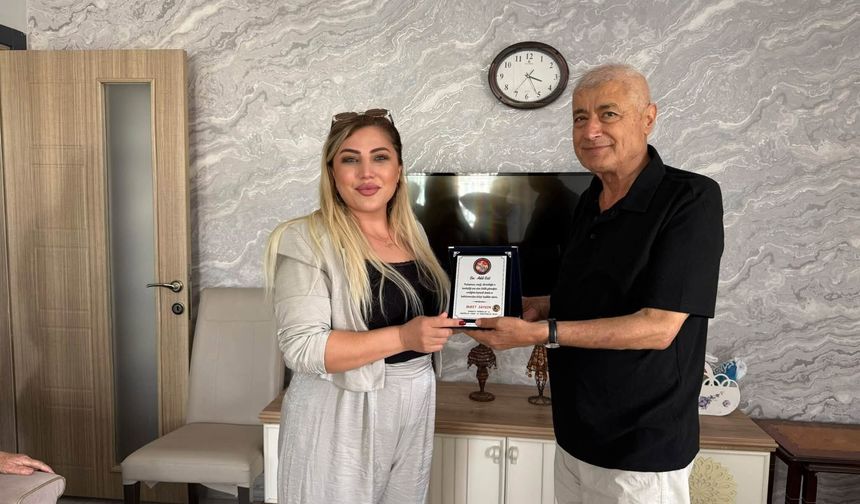 Buket Saygın’dan 50 Yıllık Berber  Gül’e Vefa Ziyareti