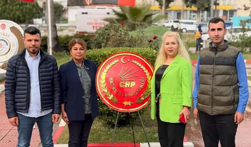 CHP Kadirli İlçe Başkanlığı Atatürk Anıtı’na Çelenk Sundu