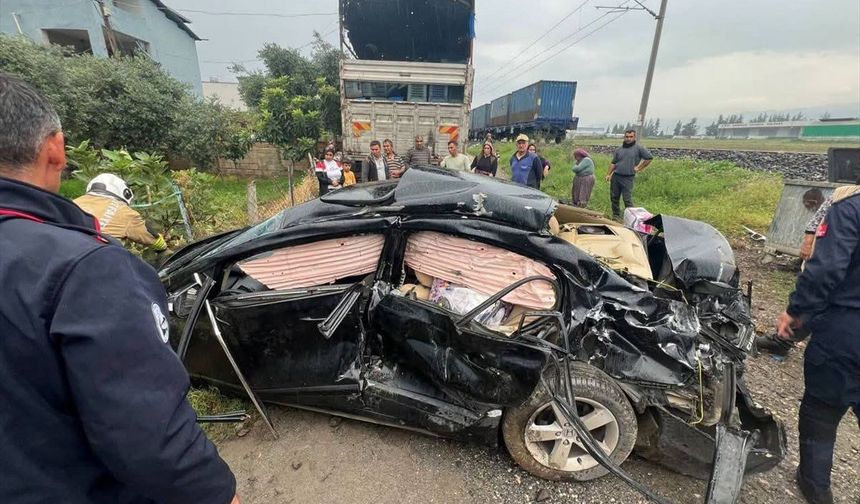 GÜNCELLEME - Hatay'da hemzemin geçitte yük treninin çarptığı otomobildeki 1 kişi öldü, 1 kişi yaralandı
