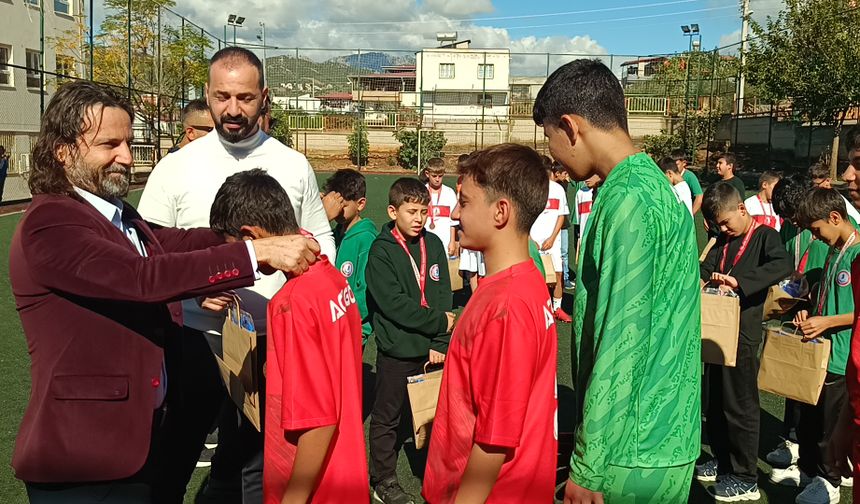 Kozan'da Cumhuriyet Bayramı kapsamında futbol turnuvası düzenlendi
