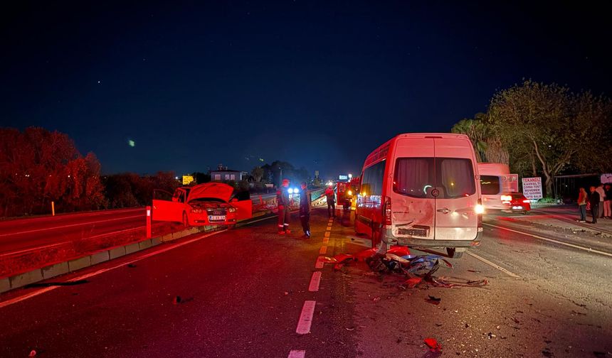 Manavgat'ta zincirleme trafik kazasında 4 kişi yaralandı