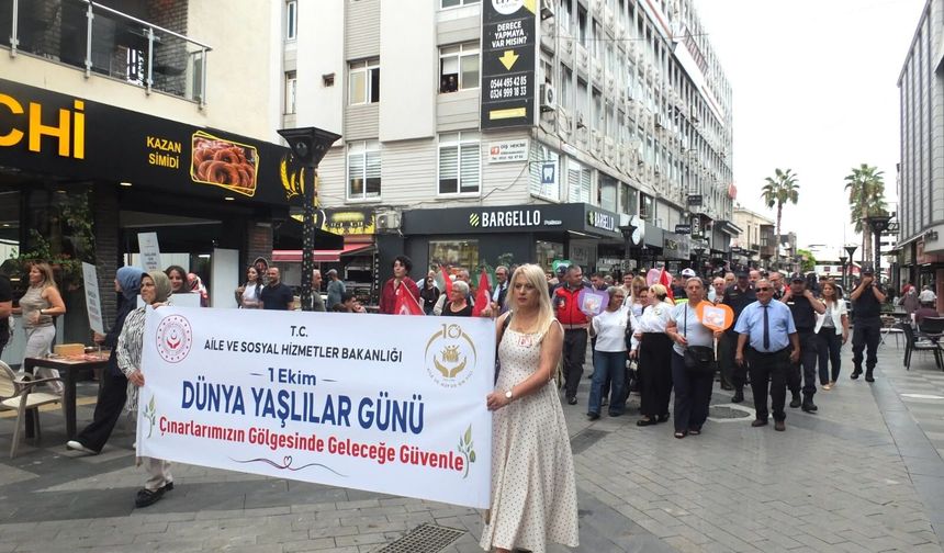 Mersin'de 'Dünya Yaşlılar Günü' dolayısıyla yürüyüş düzenlendi