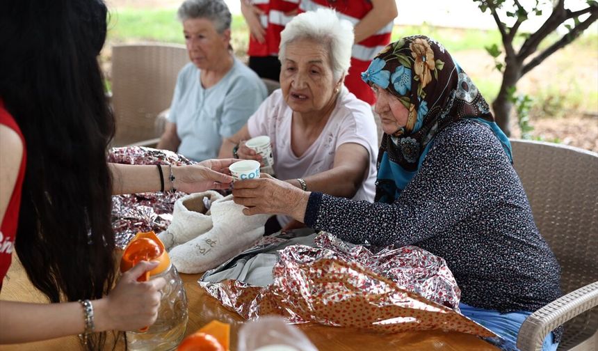 Mersin'de Türk Kızılayın genç gönüllüleri yaşlıları ziyaret etti
