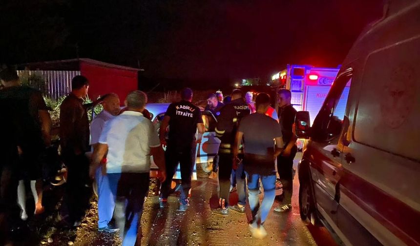 Osmaniye Kadirli’de Otomobil Köprü Korkuluklarına Çarptı