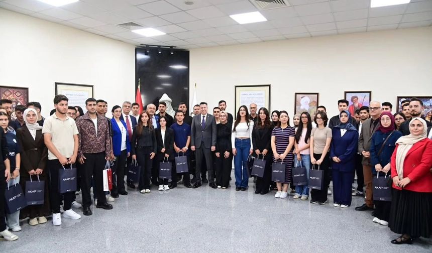 Osmaniye’de Rektör Turgay Uzun’dan Birincilere Hediye