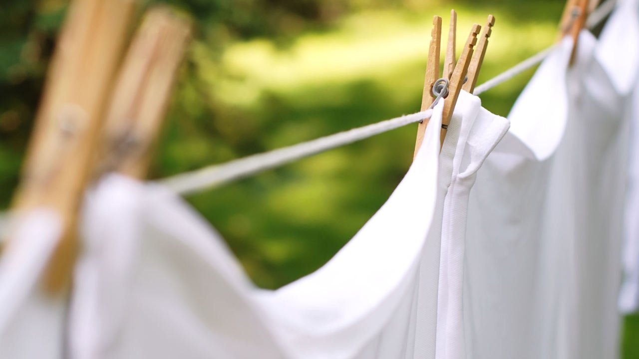 Beyazlarınız Kar Gibi! İşte Sararan Çamaşırları İlk Günkü Gibi Yapmanın Mucize Formülü