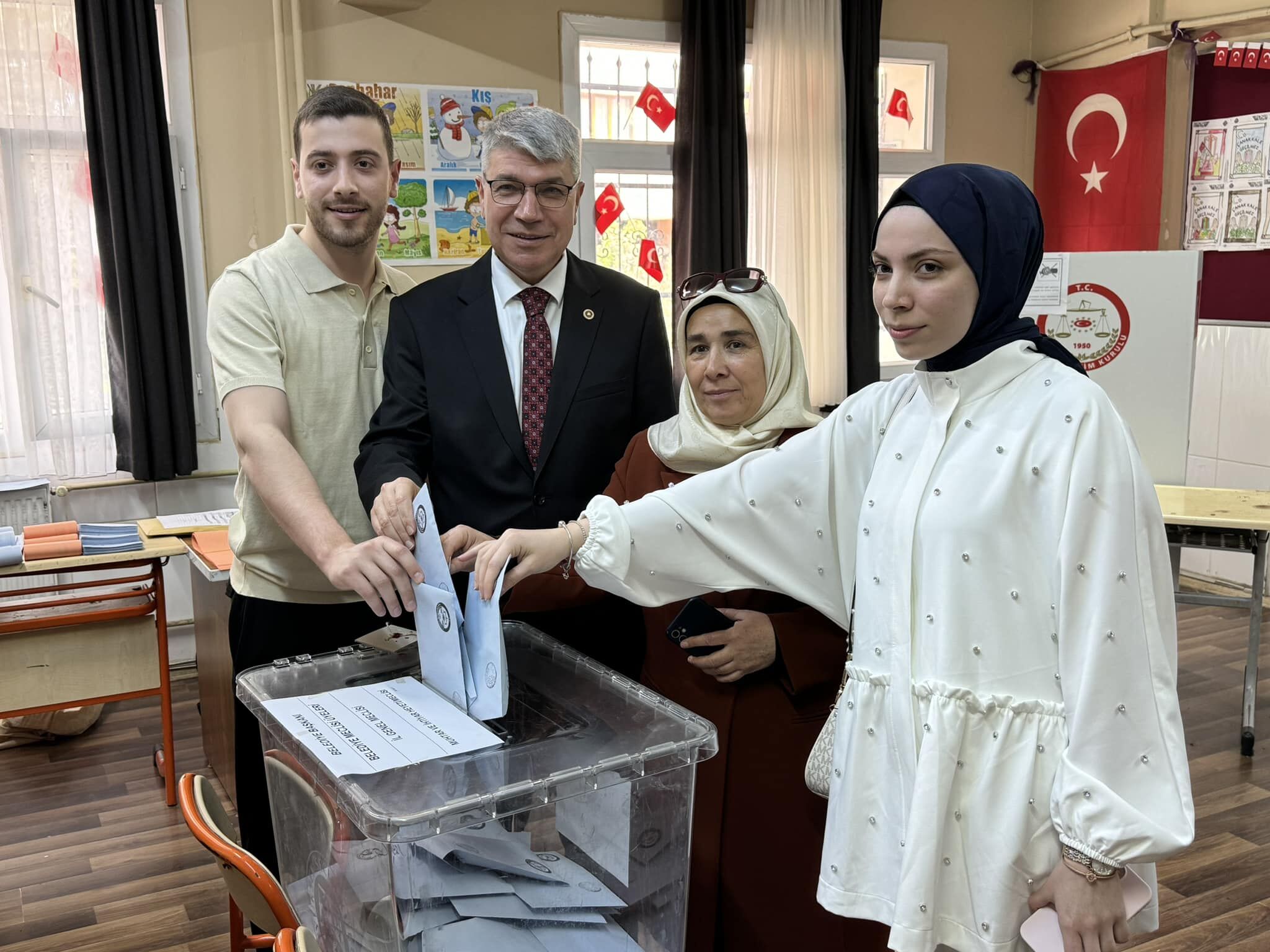 Ak Parti Osmaniye Milletvekili Seydi Gülsoy Sandık Başında