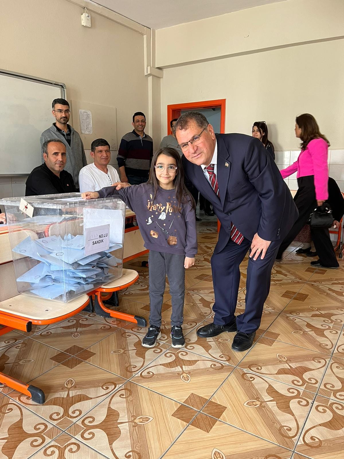 Demokrat Parti Osmaniye Belediye Başkan Adayı Aktürk Oyunu Selimiye Ertuğrul Gazi İlkokulu'nda Kullandı (1)
