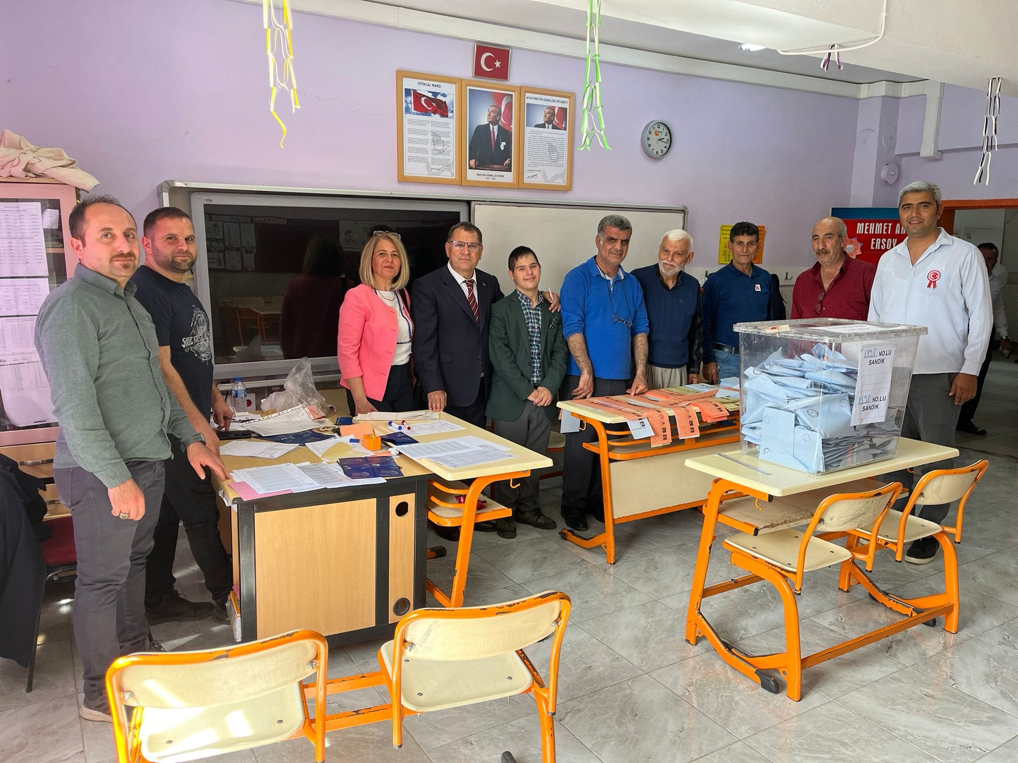 Demokrat Parti Osmaniye Belediye Başkan Adayı Aktürk Oyunu Selimiye Ertuğrul Gazi İlkokulu'nda Kullandı (10)