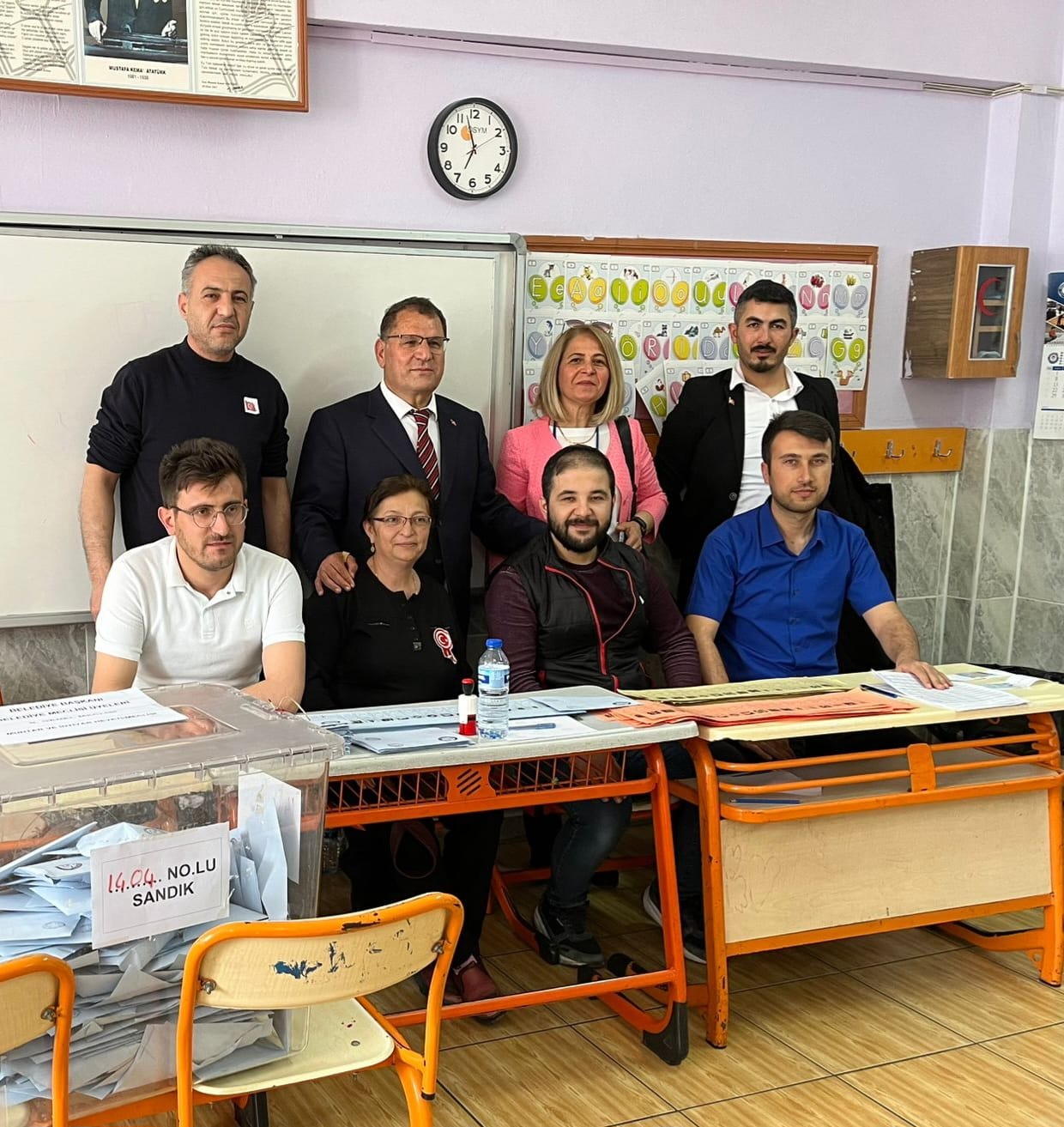 Demokrat Parti Osmaniye Belediye Başkan Adayı Aktürk Oyunu Selimiye Ertuğrul Gazi İlkokulu'nda Kullandı (3)