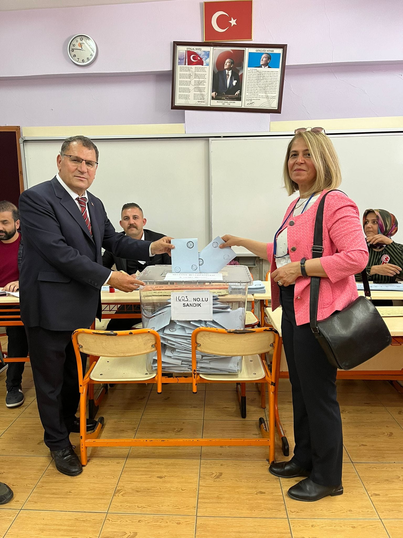Demokrat Parti Osmaniye Belediye Başkan Adayı Aktürk Oyunu Selimiye Ertuğrul Gazi İlkokulu'nda Kullandı (4)