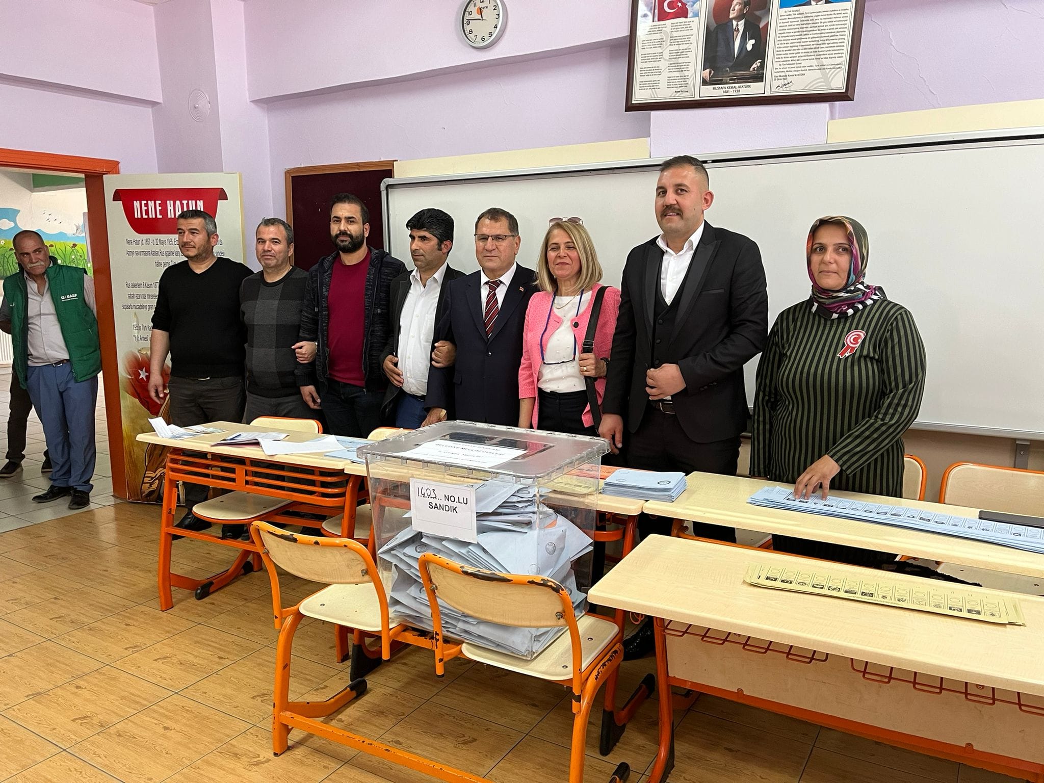 Demokrat Parti Osmaniye Belediye Başkan Adayı Aktürk Oyunu Selimiye Ertuğrul Gazi İlkokulu'nda Kullandı (5)