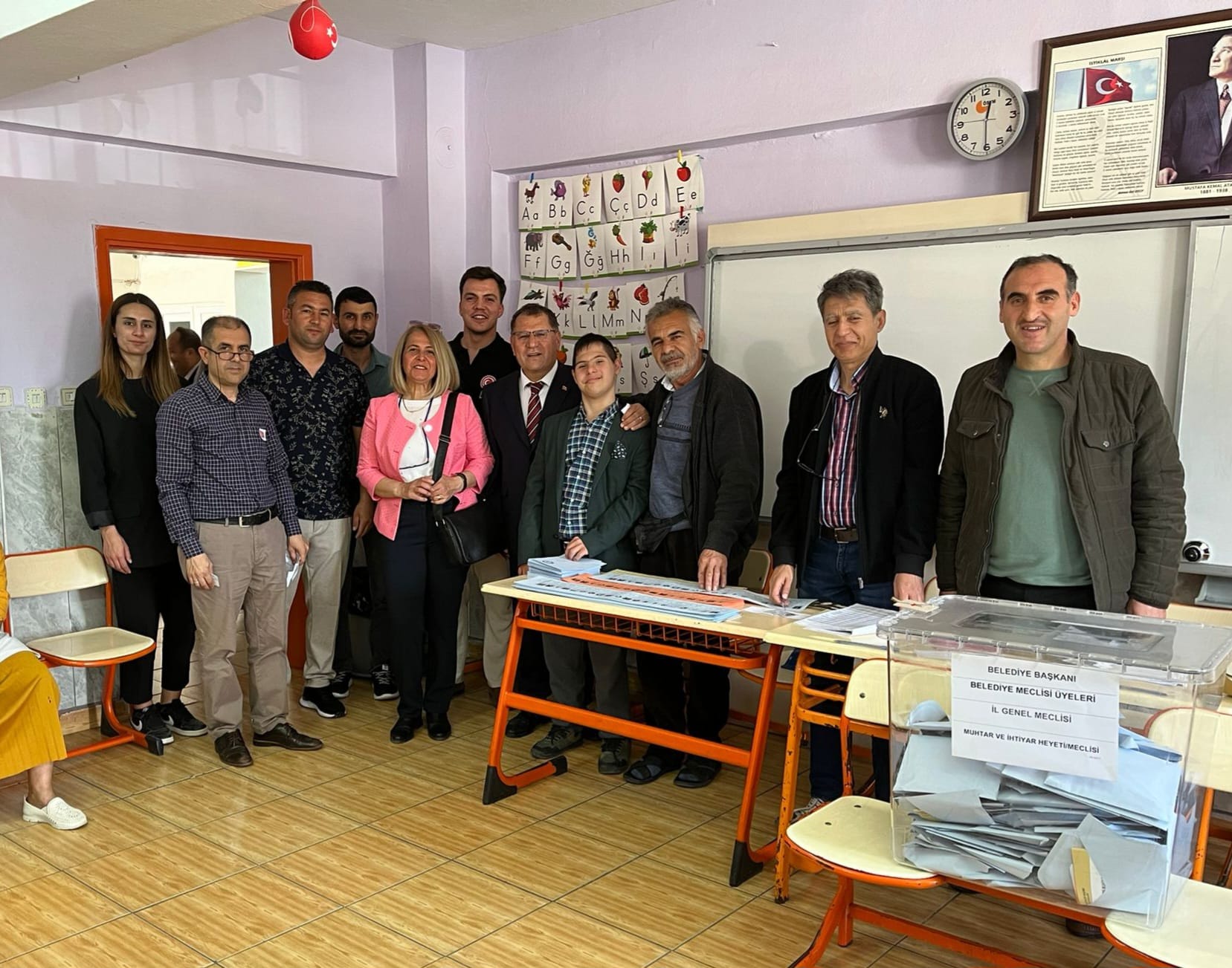 Demokrat Parti Osmaniye Belediye Başkan Adayı Aktürk Oyunu Selimiye Ertuğrul Gazi İlkokulu'nda Kullandı (6)