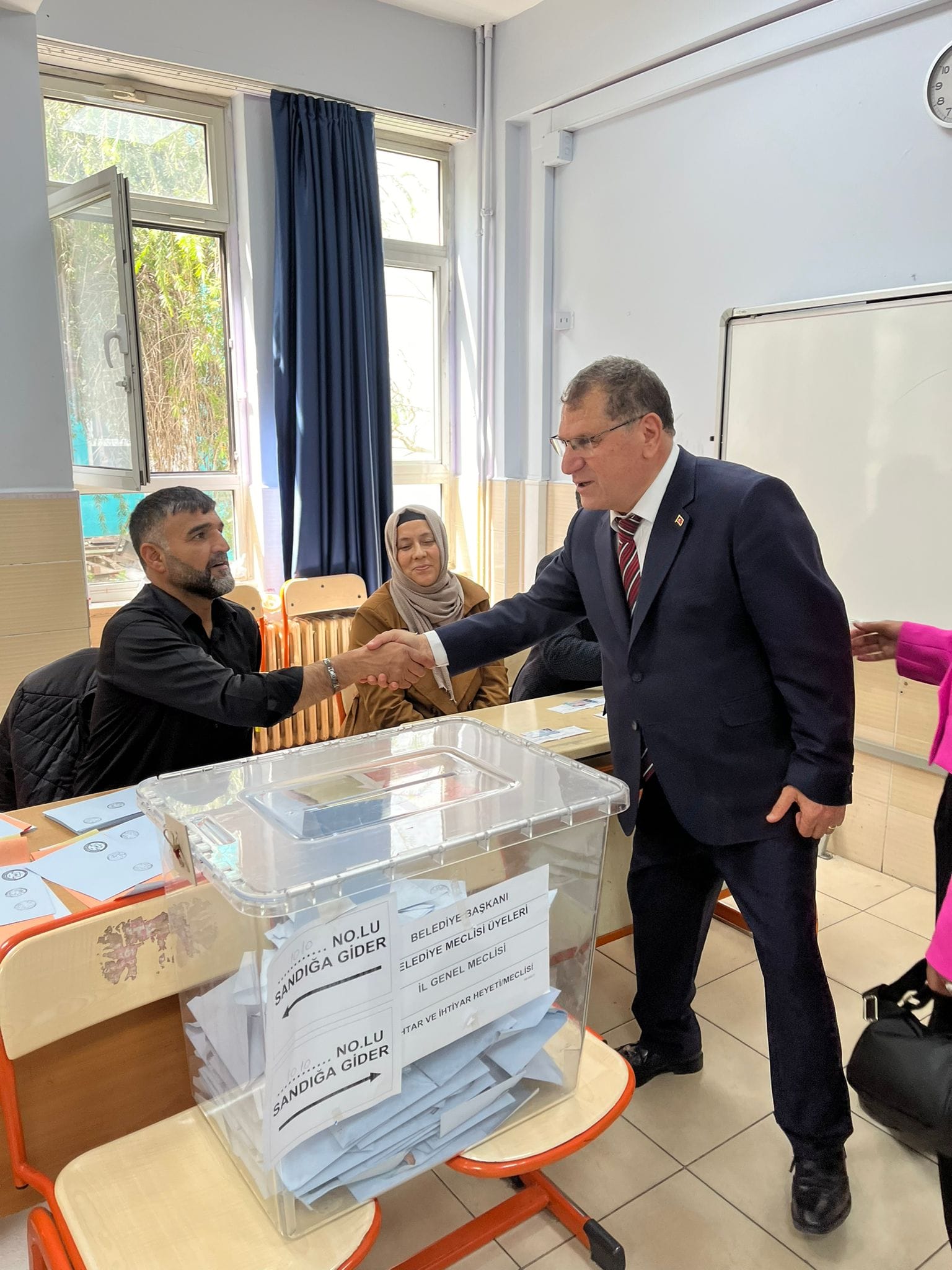 Demokrat Parti Osmaniye Belediye Başkan Adayı Aktürk Oyunu Selimiye Ertuğrul Gazi İlkokulu'nda Kullandı (8)