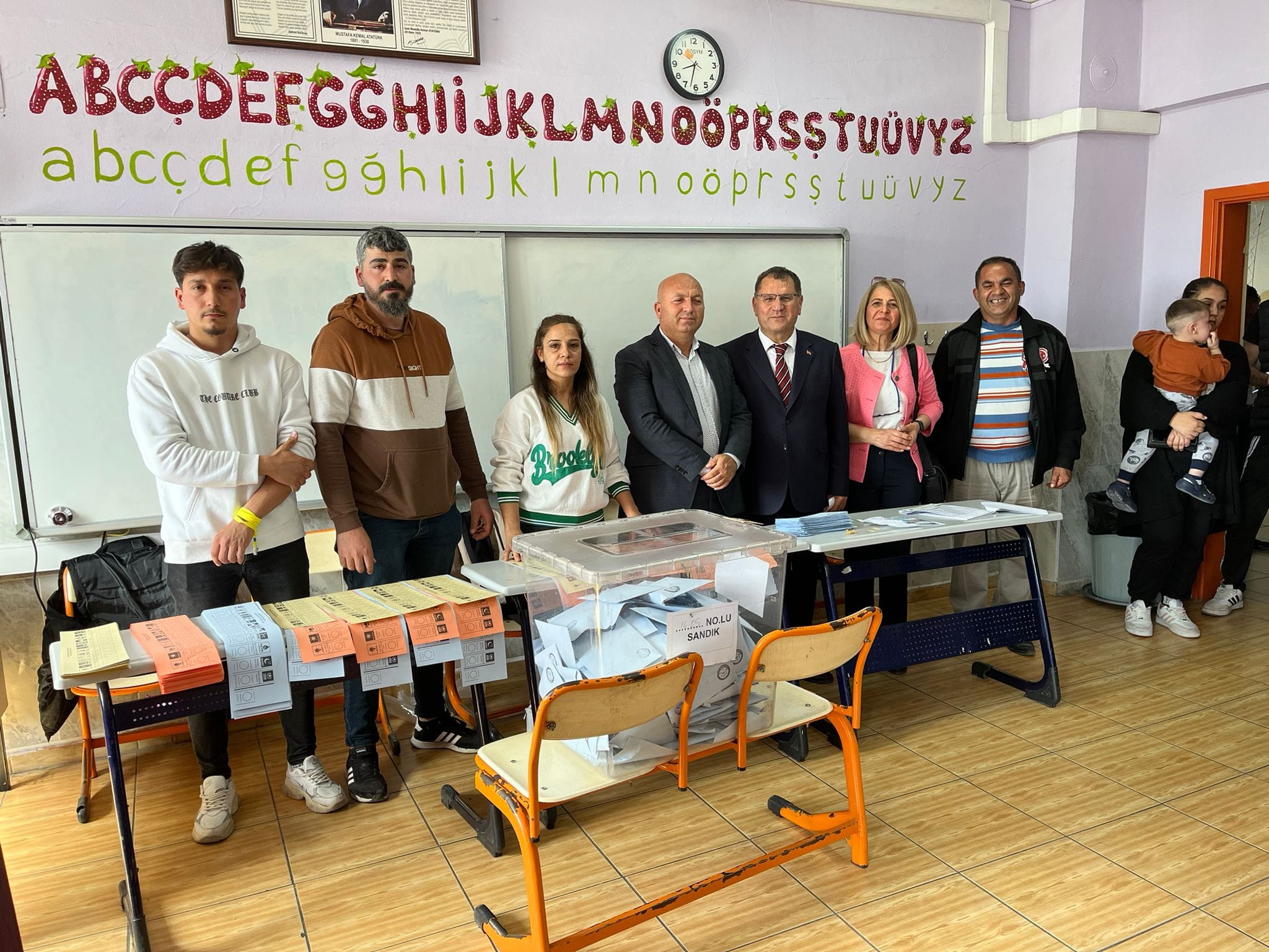 Demokrat Parti Osmaniye Belediye Başkan Adayı Aktürk Oyunu Selimiye Ertuğrul Gazi İlkokulu'nda Kullandı (9)