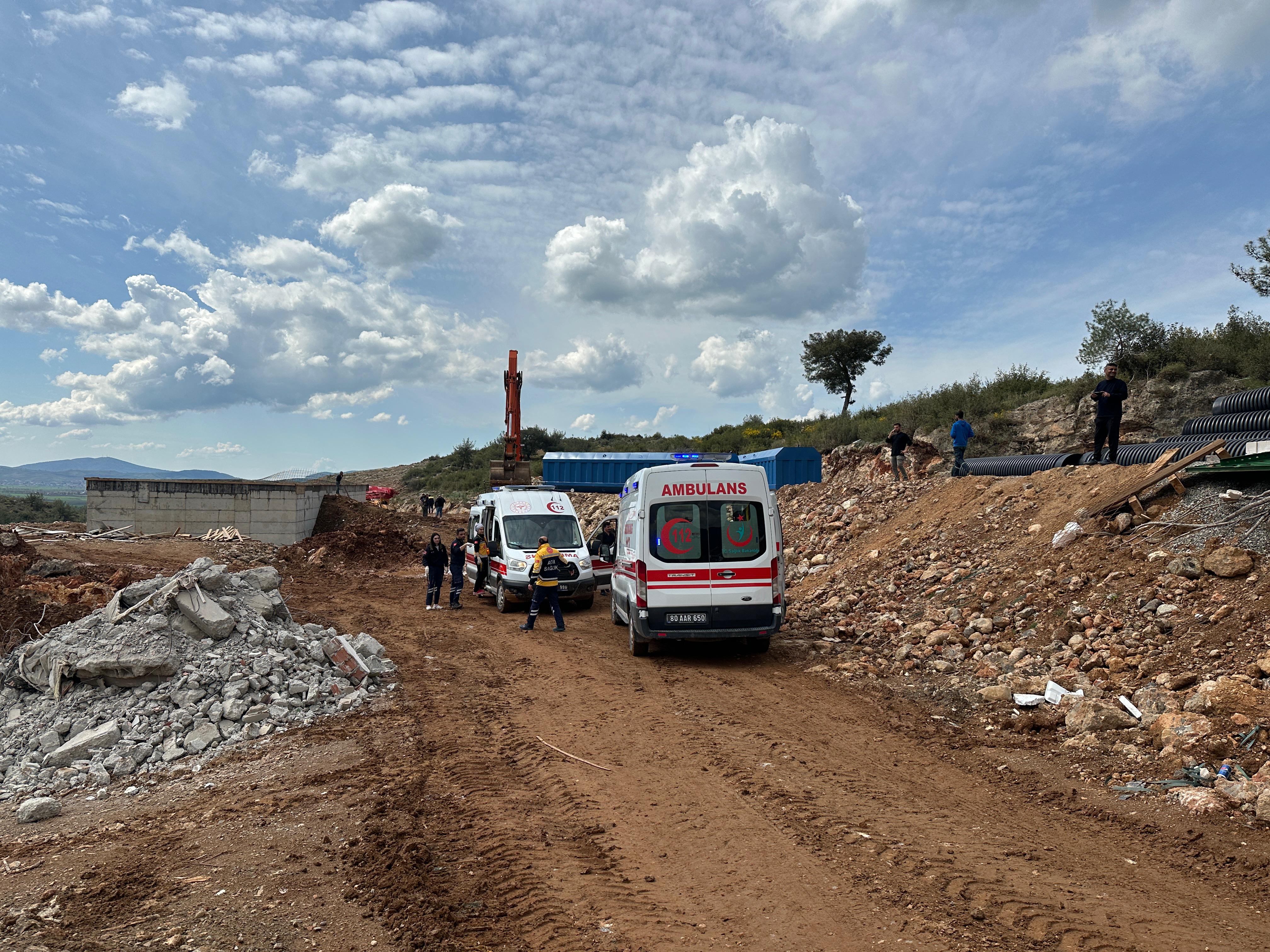 Düziçi'de Alibozlu Köyü Yolu Üzerindeki Tokiler İskelesi Çöktü 4 İşçi Yaralandı (5)