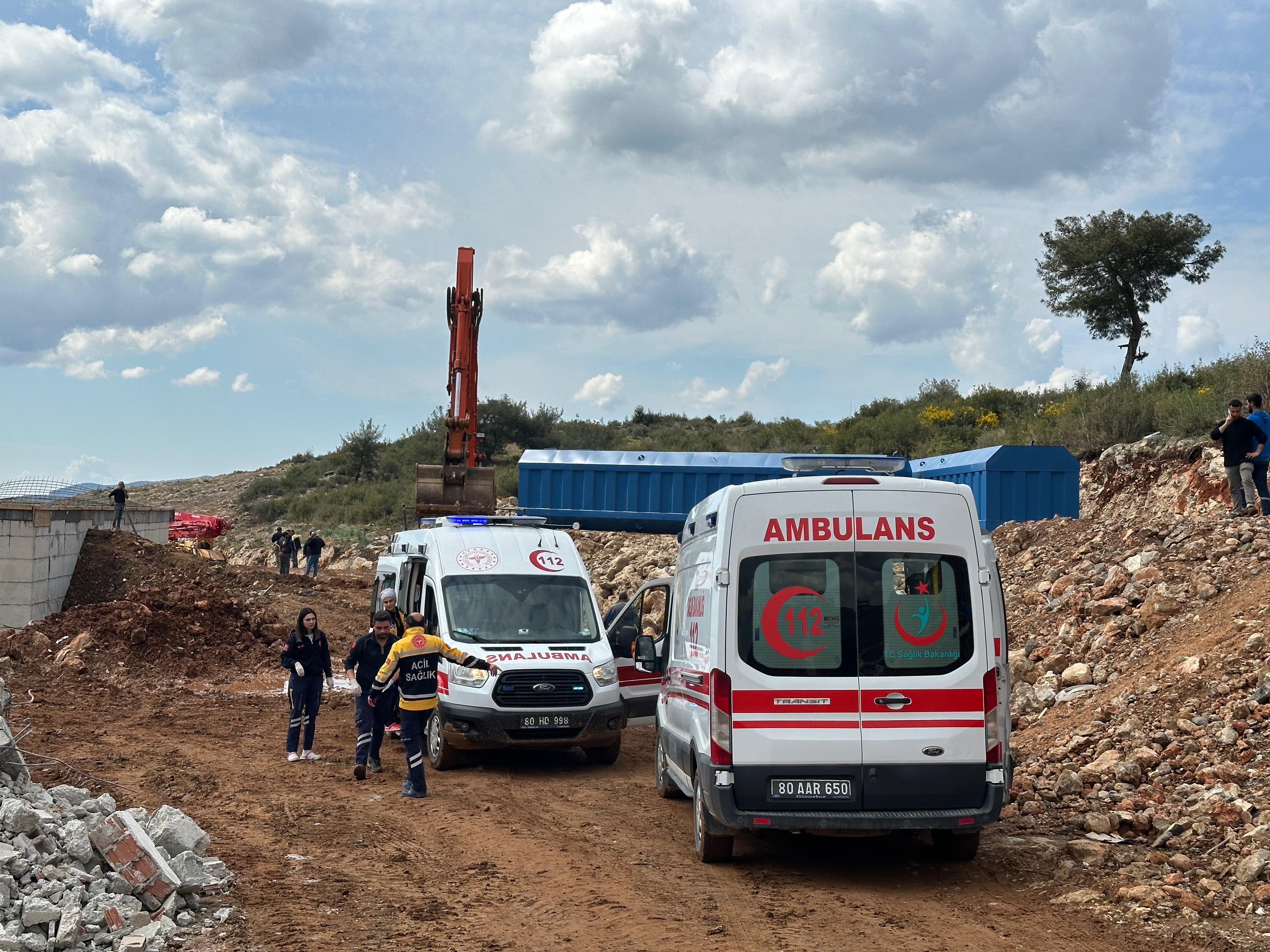 Düziçi'de Alibozlu Köyü Yolu Üzerindeki Tokiler İskelesi Çöktü 4 İşçi Yaralandı (6)