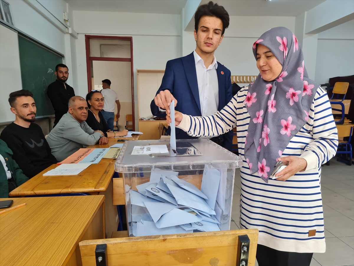 Türkiye'nin En Genç Belediye Başkan Adayı Oyunu Kullandı (1)